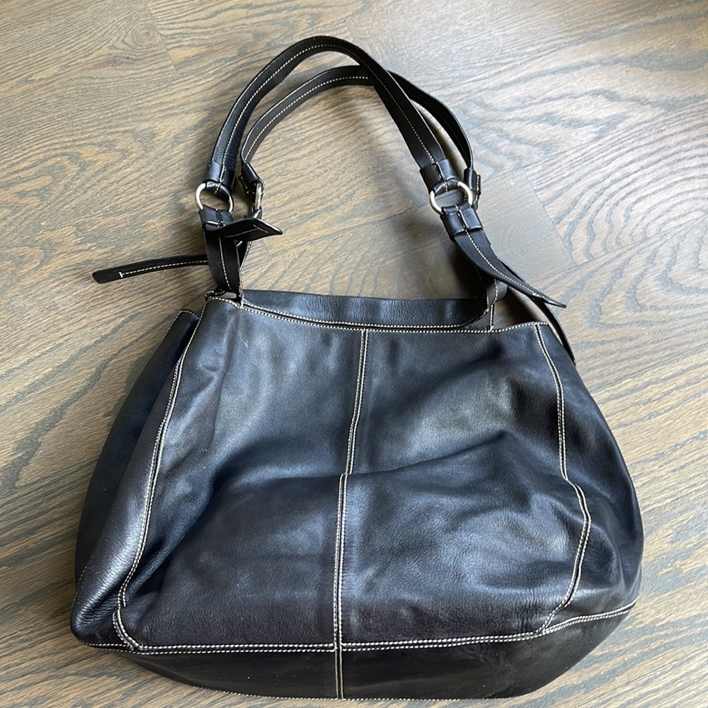 Women’s Tod’s Black Leather Shoulder Tote Bag View 2